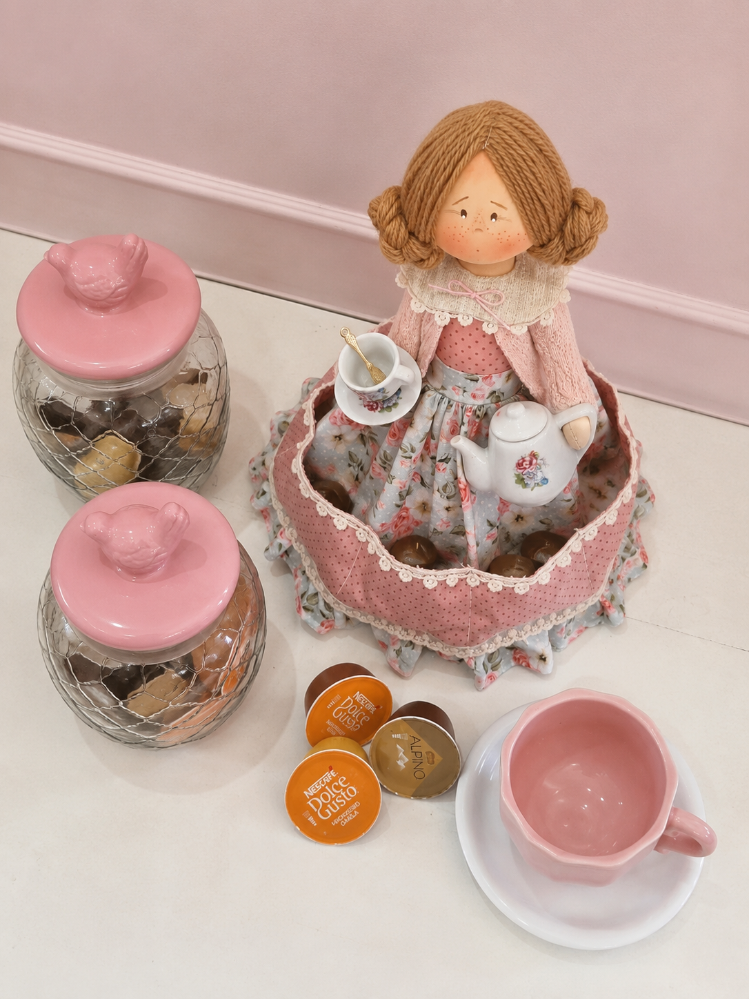Boneca Porta Chá segurando xícara e bule