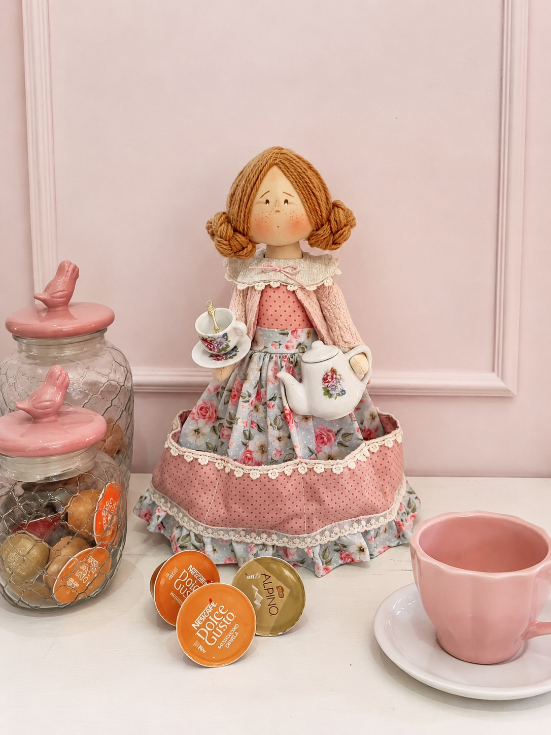 Boneca Porta Chá em cena de chá