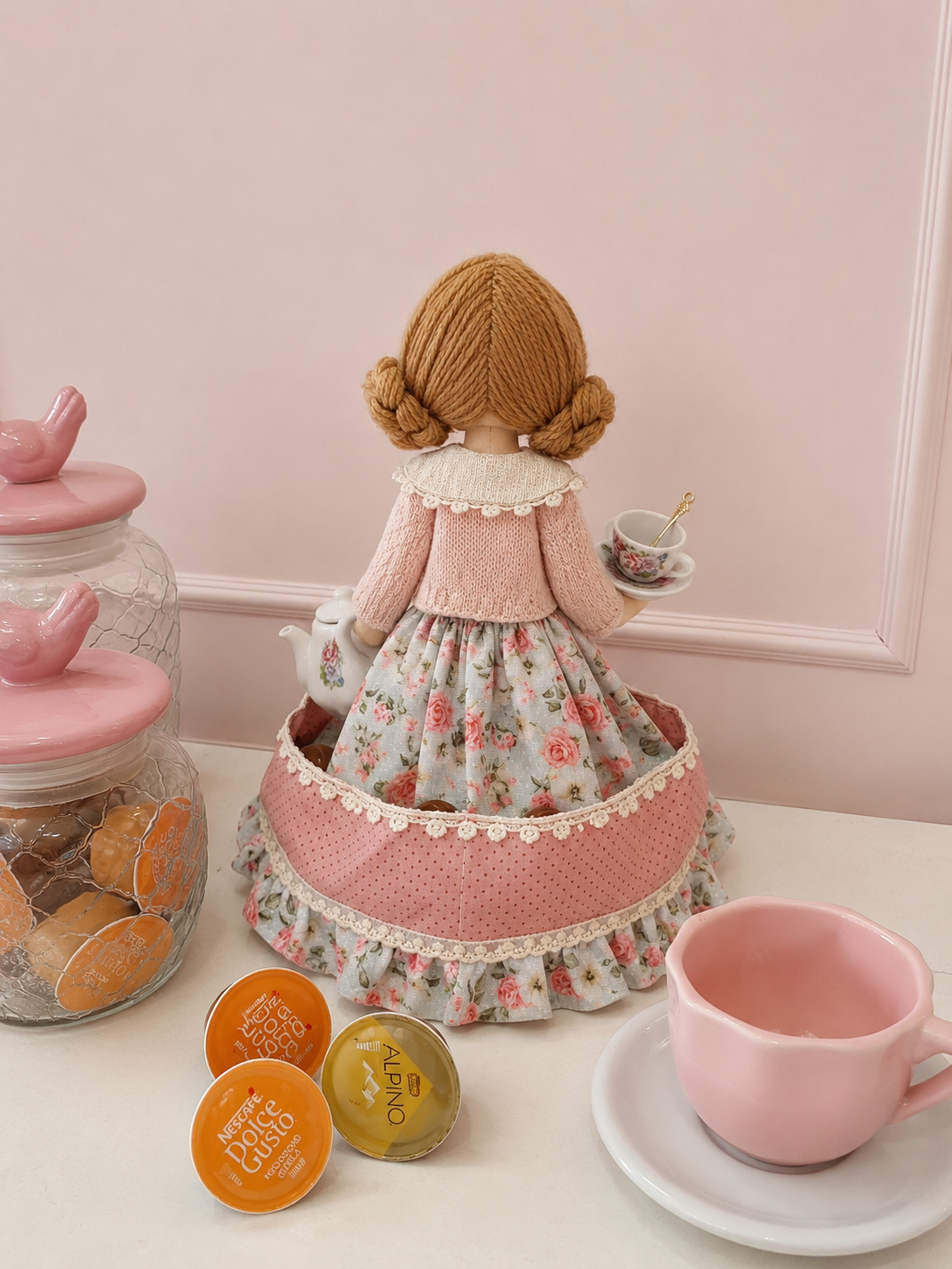 Detalhe do vestido floral da Boneca Porta Chá